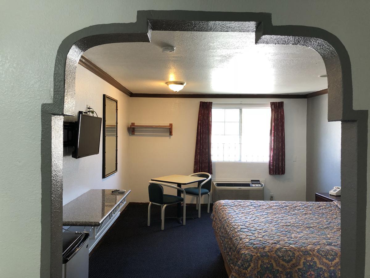 Starlight Valley Boulevard Motel